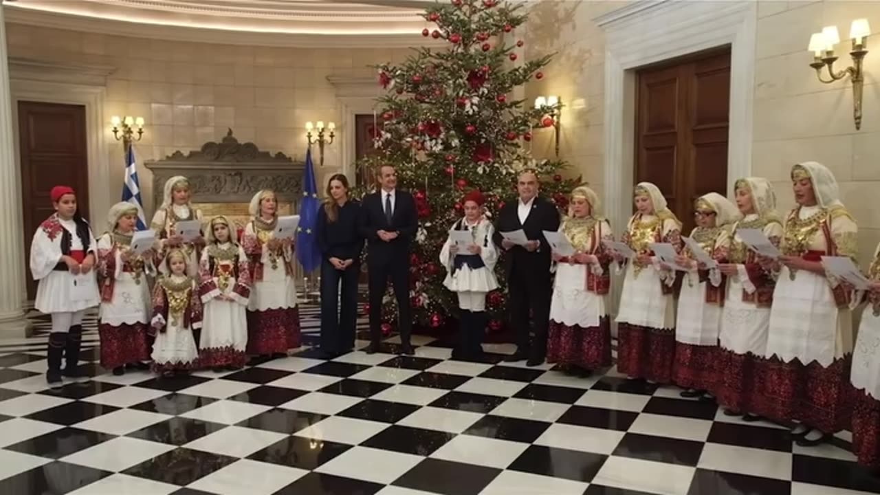 Micotaqis këndon shqip me arvanitasit: Mirë të na gjejë Viti i Ri