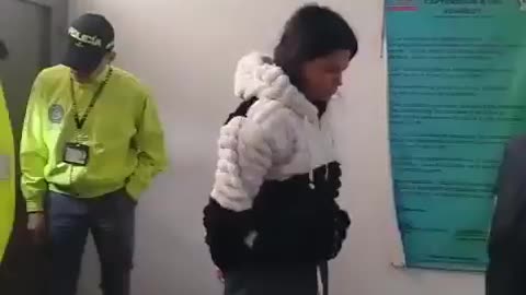 Capturada por golpear y empalar a niño de 4 años