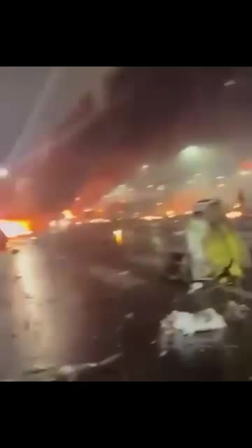 More extensive footage as the small plane crashes in #Philadelphia.