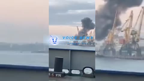 τουρκικό φορτηγό πλοίο καίγεται στο λιμάνι της Οδησσού