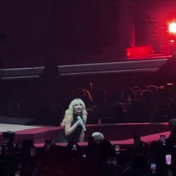 Sabrina Carpenter talking to the crowd at Birmingham Short n' Sweet