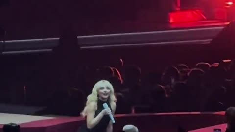 Sabrina Carpenter talking to the crowd at Birmingham Short n' Sweet