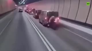 Aterrizaje 'de película' de un motociclista tras un choque