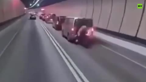 Aterrizaje 'de película' de un motociclista tras un choque