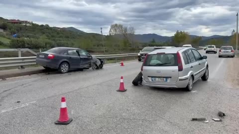 Aksident i trefishtë në aksin Levan–Tepelenë, një i plagosur dërgohet me urgjencë në spital