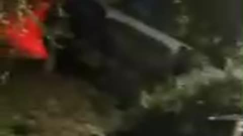 Aparatoso accidente: carro se salió de la vía y rodó varios metros por una montaña