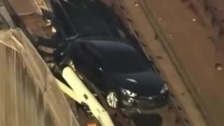Video: auto “voló” a las vías del tren en California, Estados Unidos