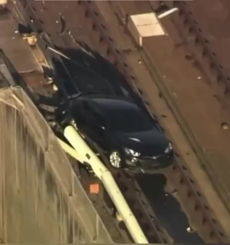 Video: auto “voló” a las vías del tren en California, Estados Unidos