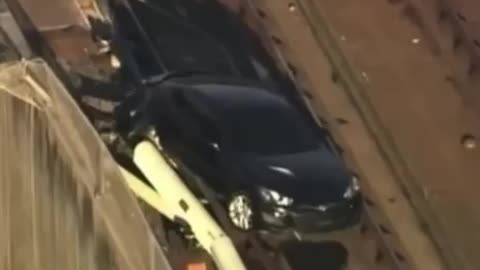 Video: auto “voló” a las vías del tren en California, Estados Unidos