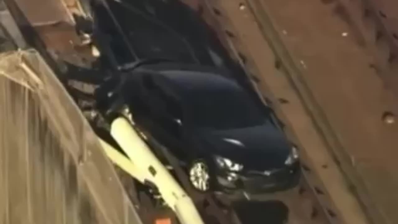 Video: auto “voló” a las vías del tren en California, Estados Unidos