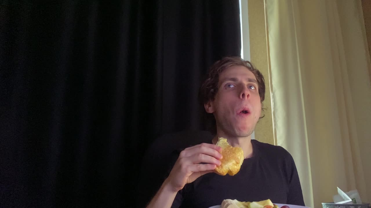 Ем фрукты и круассан и мне хорошо