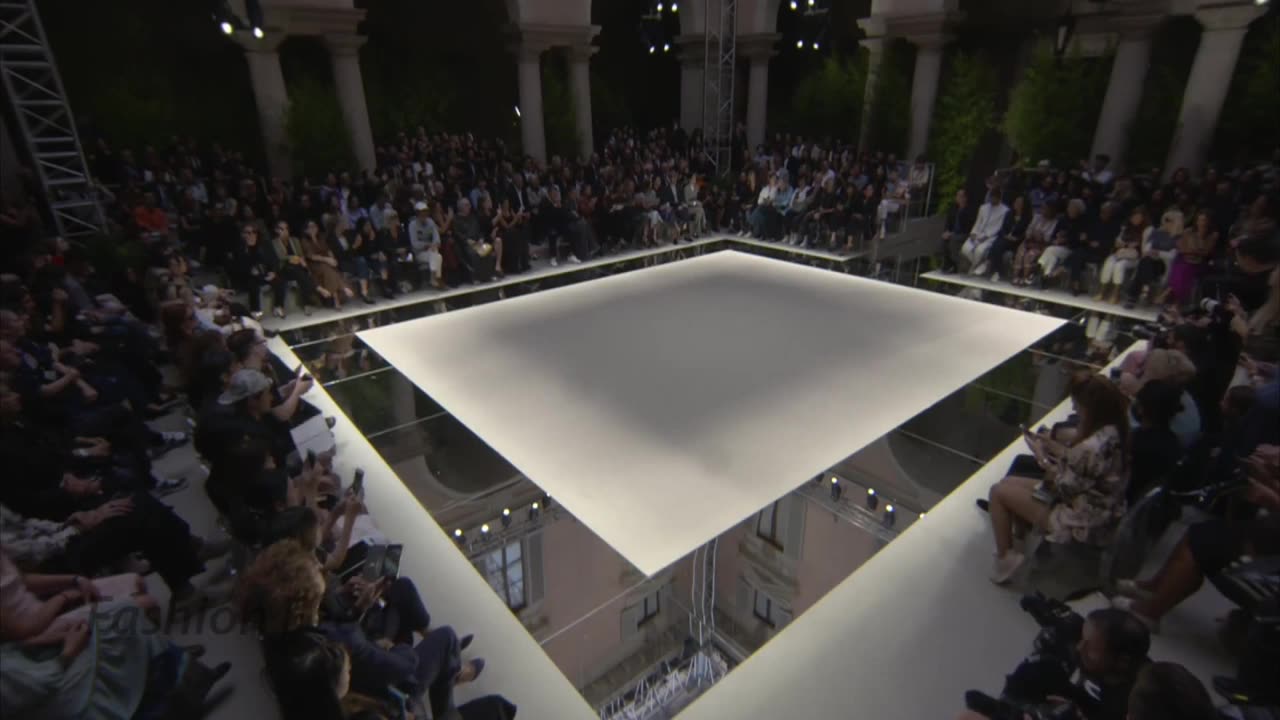 Lookme Monica in black dress