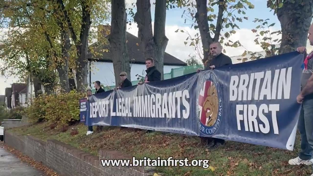 🇬🇧 BRITAIN FIRST PROTESTS OUTSIDE MIGRANT FACILITY IN DARTFORD