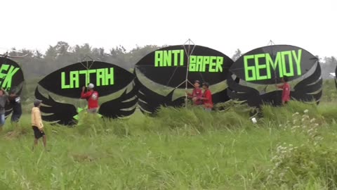 Big Kites, Big Fun | Playing Together with Friends - Part 5