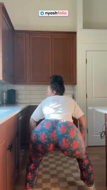 Big Ass Babe Shaking Her Butt..
