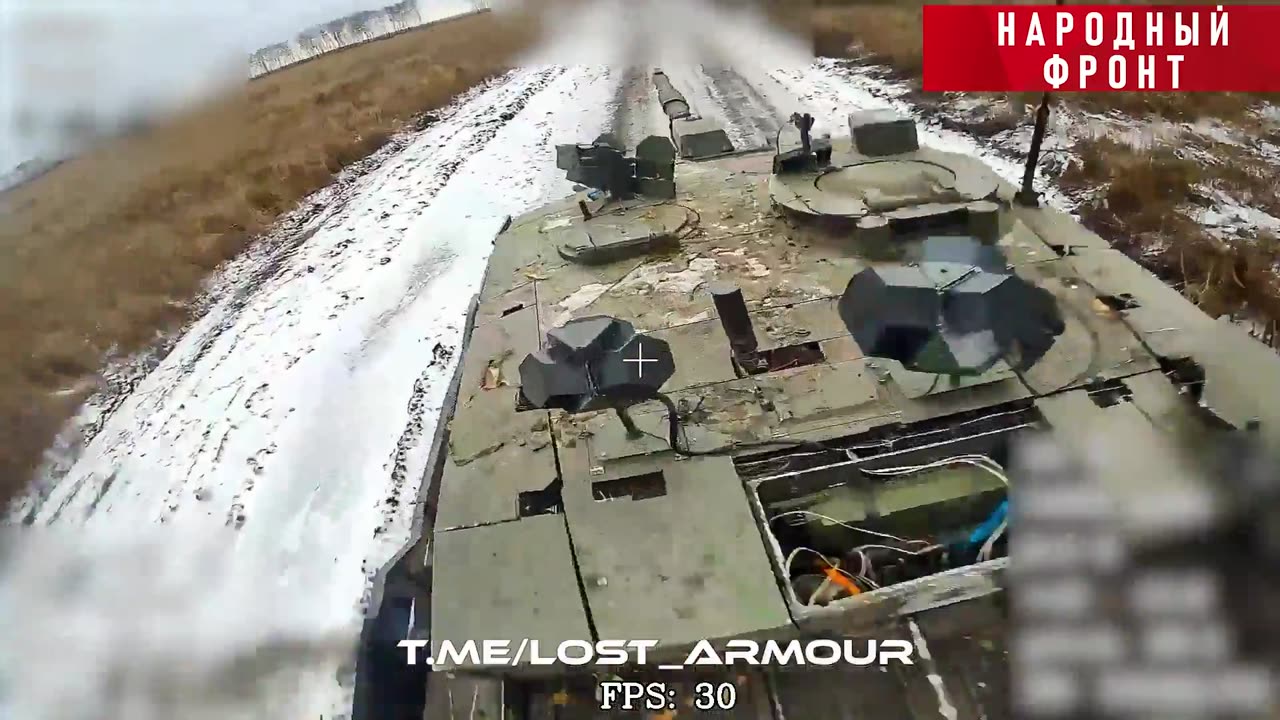 Száloptikás orosz FPV drón találja el a Challenger 2 harckocsit a Kurszki területen