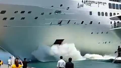 Trending: Cruise Ship Sinks While Approaching the Port!