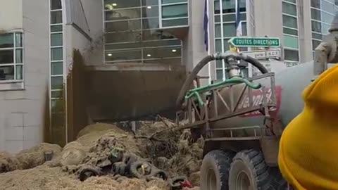 French farmers fill government headquarters with manure. French farmers protest EU