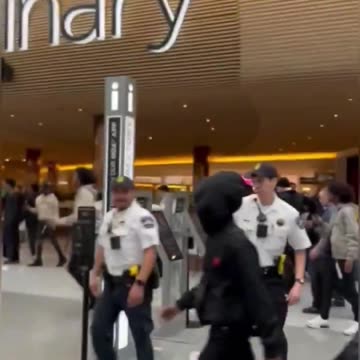 Somalia destroys mall