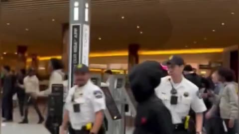 Somalia destroys mall