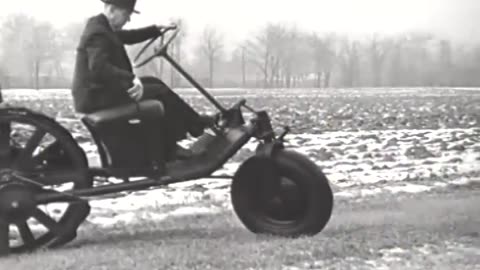[MAN DEMONSTRATING TRI-WHEELED VEHICLE] - [MAN DEMONSTRATING TRI-WHEELED VEHICLE] - fc-fc-1549