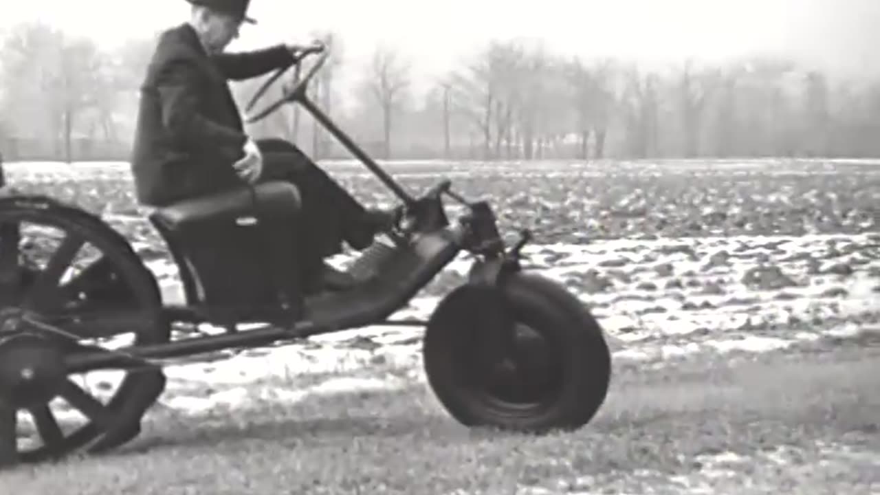 [MAN DEMONSTRATING TRI-WHEELED VEHICLE] - [MAN DEMONSTRATING TRI-WHEELED VEHICLE] - fc-fc-1549