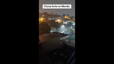 Chuva forte no alto do morro