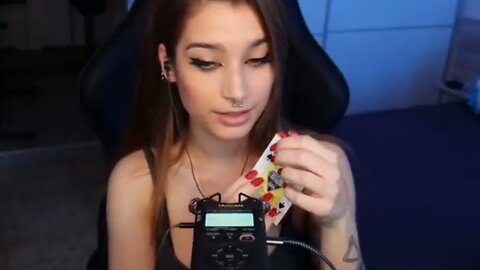 ASMR | TAPPING SCRATCHING & WHISPERING ❤