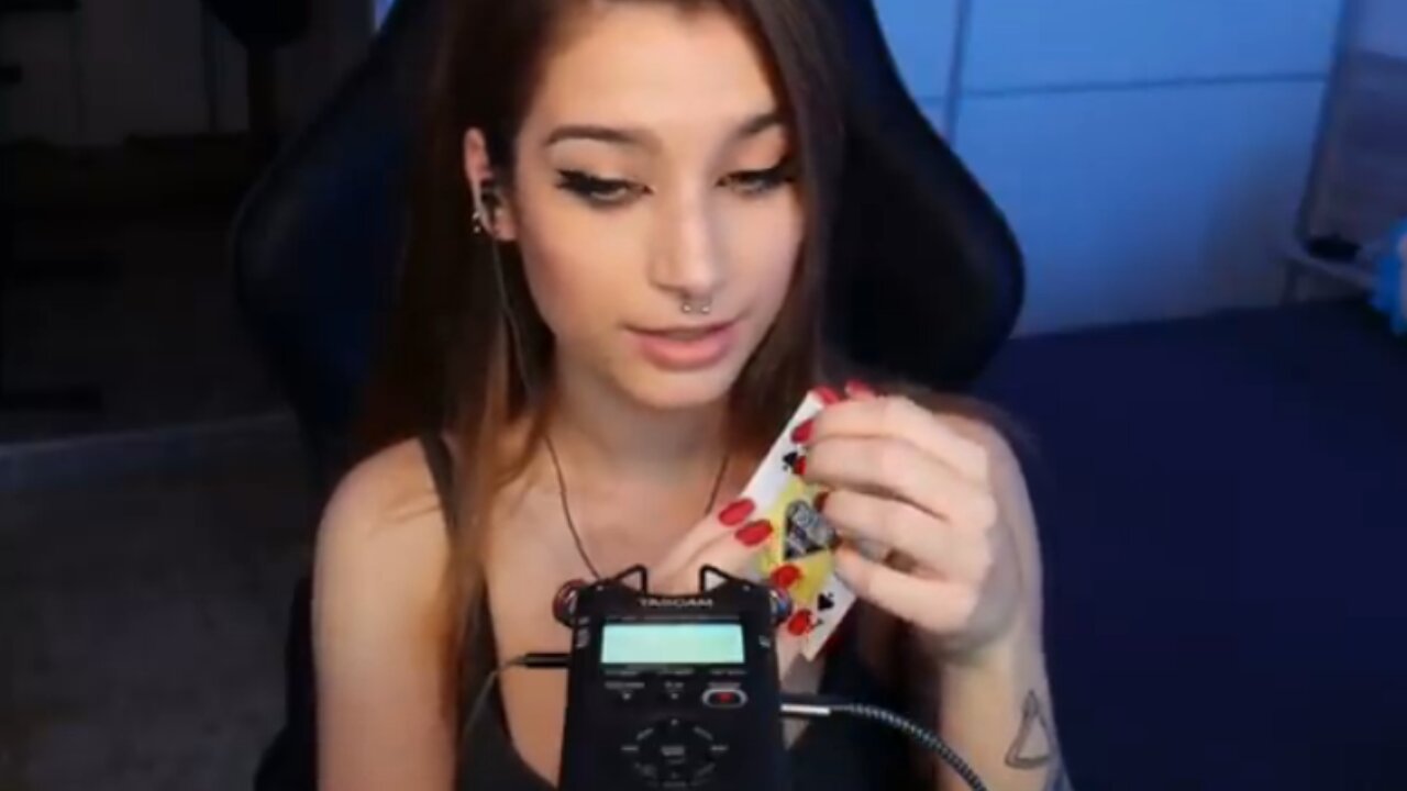 ASMR | TAPPING SCRATCHING & WHISPERING ❤