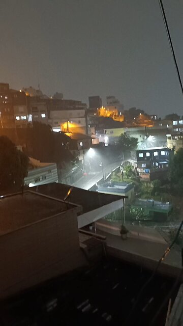 A chuva continua forte aqui no alto do morro