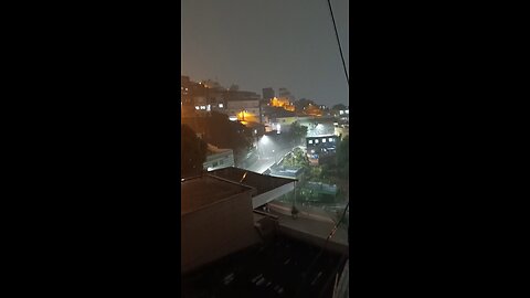 A chuva continua forte aqui no alto do morro