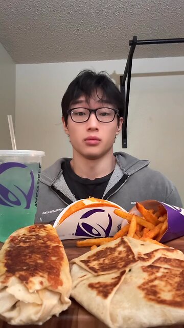 Follow for more ASMR videos🌮🍟 Credits: @samw_k3 #mukbang #asmr #fastfood #asmreating