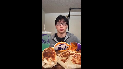 Follow for more ASMR videos🌮🍟 Credits: @samw_k3 #mukbang #asmr #fastfood #asmreating