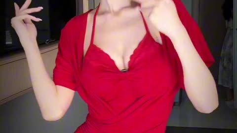 Alluring! | Luscious Coral Pleated Skirt Seductive Booty Dance - Daily Beauty EP 521