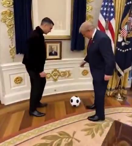 Trump luan futboll me Ronaldon