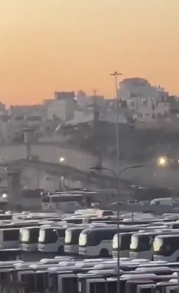 Buses carrying freed Palestinian abductees from Israeli regime's notorious Ofer prison