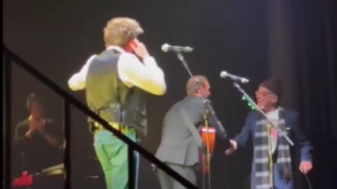 Art Garfunkel surprises "The Simon & Garfunkel Story" cast #simonandgarfunkel