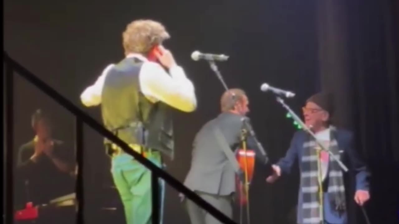 Art Garfunkel surprises "The Simon & Garfunkel Story" cast #simonandgarfunkel