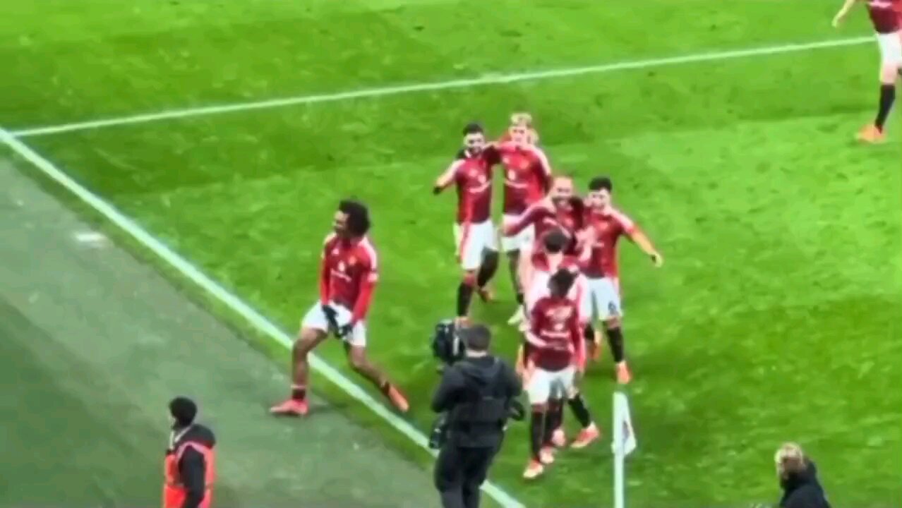 Zirkzee reaction after Amad 2nd goal (Source: X )