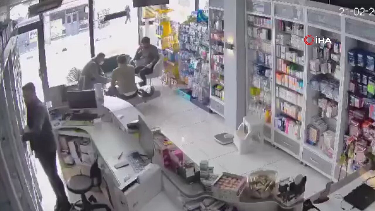 Erzurum'daki 4,4 büyüklüğünde deprem anı kameralarda