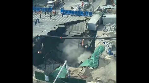 Socavón se traga parte de una calle en China