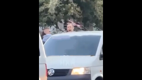 Reclutadores ucranianos se llevan violentamente un hombre frente a una maternidad