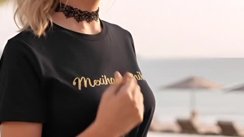 ¿Te imaginas tu nombre brillando así en la playa? Mira esta joya de top personalizado #moda #verano