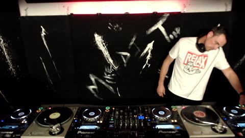 DJ MIKE TODD, mixing Techno and playing on vinyl and digital