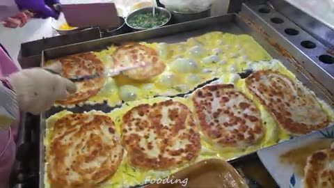 Popular Taiwanese Xindian Egg Pancakes | Crispy Taiwanese Street Food