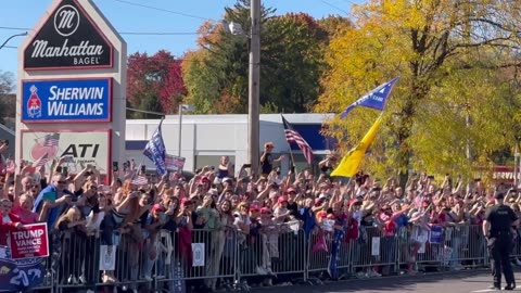 ▶ EXTRAITS-RQ (20 oct 24) : Trump arriving at the McDonald...