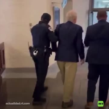 Mitch McConnell sufre una aparatosa caída en el Senado de EE.UU.