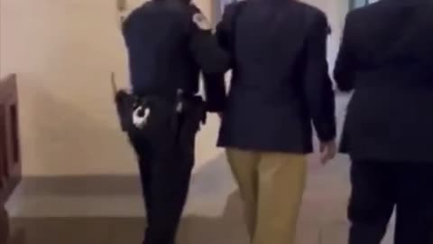 Mitch McConnell sufre una aparatosa caída en el Senado de EE.UU.