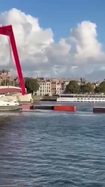 On Tuesday This Container Ship Hit The Williamsburg Bridge Rotterdam Netherland 🚢 😾