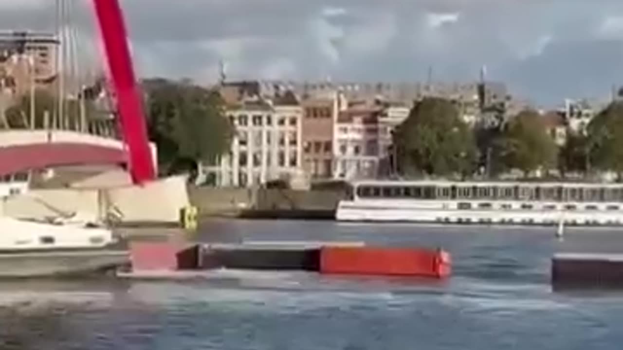 On Tuesday This Container Ship Hit The Williamsburg Bridge Rotterdam Netherland 🚢 😾